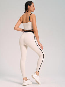 Ensemble de sport deux pièces haute performance pour yoga et Pilates : Soutien-gorge de sport antichoc avec logo frontal et leggings respirants pour l'entraînement en salle de sport et les activités sportives - Product Image 3