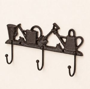 Gancho de pared decorativo de hierro fundido para herramientas de jardín, organizador vintage resistente con 3 ganchos para llaves, abrigos y delantales, estilo rústico para exteriores. - Product Image 1
