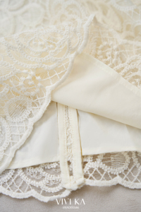 Chemise féminine sans manches en dentelle florale crème à col Peter Pan, tissée texturée, 100% polyester, haut SKYLAR - Product Image 6