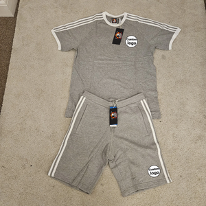 ชุดเซ็ตสองชิ้นสำหรับผู้ชาย ปี 2025 เสื้อยืดและกางเกงขาสั้นสั่งทำพิเศษ สีเทา ไซส์เล็ก **ของใหม่พร้อมป้ายแท็ก** - Product Image 6