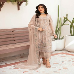 Robe de mariée pakistanaise de luxe en mousseline de soie, collection Lehnga Choli, broderie lourde, Ramsha Vol-26, longueur ras du sol, tenue ethnique de soirée - Product Image 5