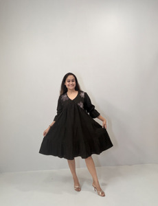Vestido negro escalonado hasta la rodilla para mujer con motivos bordados, cuello en V y mangas tres cuartos acampanadas - Product Image 2