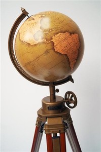 Globe terrestre vintage en métal sur trépied en laiton, ornement décoratif rotatif pour la maison ou le bureau - Product Image 2