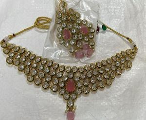 Boucles d'oreilles raffinées indiennes traditionnelles Kundan & Drop Gold Tone Kundan Pearl Choker Necklace Set avec pour femmes et filles - Product Image 3