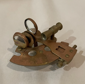 Sextant en laiton détaillé avec miroirs d'indexation, lunettes de protection, lunette de visée et échelle d'arc, disponible à prix de gros. - Product Image 6