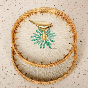 Plateau de service rond en rotin KHOI VU avec incrustation de nacre, motif floral, fait main, plateau décoratif - Product Image 1