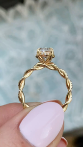 Bague de fiançailles en diamant de laboratoire ovale de 1,5 carat avec halo caché, bande pavée, or massif 14 carats, cadeau pour elle, bague de promesse - Product Image 1