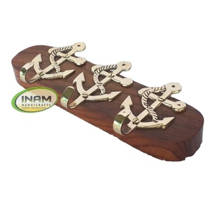 Cintre mural rond en bois naturel poli décoratif et design de style nautique - Product Image 1