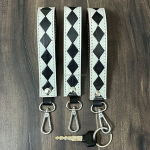 Cadeau d'affaires personnalisé de luxe Commande en gros Service OEM Logo personnalisé Bracelet porte-clés Bracelet de luxe en cuir à carreaux véritable - Product Image 4