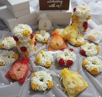 Gajra & Gelang Bunga Merah/Kuning dalam Potli Transparan Grosir, Souvenir Pernikahan untuk Tamu Haldi, Mehendi, Sangeet