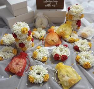 Gajra Floral Roja/Amarilla y Pulsera en Bolsa Transparente al por Mayor – Recuerdos de Boda para Invitados de Haldi, Mehendi, Sangeet - Product Image 1