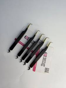 Pince à épiler GETUP BROSONS IMPEX en acier inoxydable, revêtement noir, 90°, coupe Scorpion, pointe dorée, grip diamant, pour cils - Product Image 1