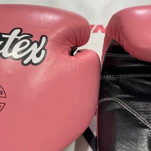 Gants de boxe Fairtex professionnels en cuir véritable noir et rose, personnalisés pour le kickboxing, les arts martiaux et la lutte en salle de sport - Product Image 6