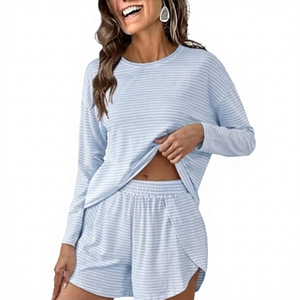 Conjunto de 2 piezas de ropa de dormir para mujer, informal, deportivo, camiseta corta y pantalones cortos, 100% algodón, suave, para estar en casa, con detalles acanalados, para primavera. - Product Image 4