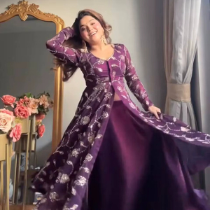 Robe de soirée de luxe violette avec ensemble lehenga – Robe ethnique pour femme richement brodée, idéale pour les fêtes - Product Image 1