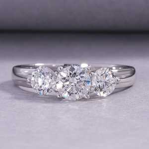 Anillo de Tres Piedras de Moissanita de Corte Redondo de 1 Quilate, Estilo Clásico, Plata 925 con Baño de Oro Amarillo, Joyería Fina, Regalo para Mamá y Papá - Product Image 5