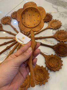 Cuillère à fentes en bois naturel pour la cuisine et le passage des aliments, fabriquée au Vietnam, avec service de gravure de logo - Product Image 4