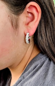 Pendientes de aro Moissanite Huggee de plata de ley 925, pendientes de diamantes personalizados, fabricación de joyería de diamantes, regalo para ella - Product Image 5