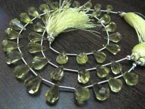 Cuentas de cuarzo limón natural facetadas en forma de lágrima de 6x10mm a 9x15mm, vendidas por hebra de 8 pulgadas de largo. - Product Image 2
