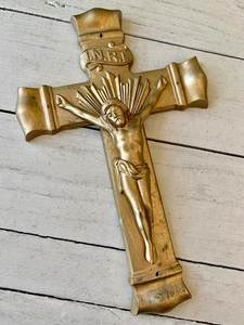 Croix d'église en laiton artisanale de qualité supérieure avec décoration religieuse chrétienne traditionnelle, à suspendre au mur, finition antique - Product Image 1