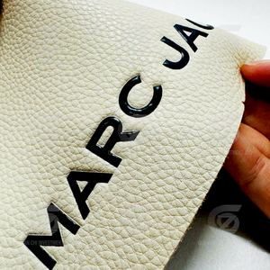 Parches Termoadhesivos de Vinilo Metálico de Alta Calidad con Logotipo de Silicona 3D Personalizado, Ecológico y Sin Níquel, para Coser en Prendas - Product Image 2