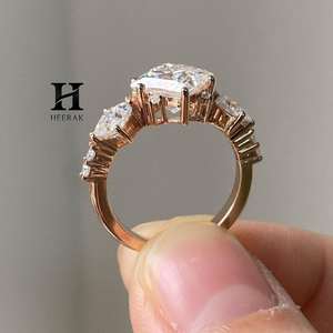 Ensemble de bagues de luxe en or rose 14 carats avec diamant de laboratoire taille princesse, trois pierres et sertissage à griffes en forme de boussole pour femme - Product Image 4