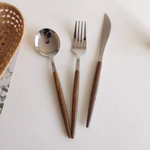 Juego de cubiertos de acero inoxidable duradero para cocina con etiqueta privada, con mango de madera, tenedor, cuchillo y cuchara, utensilios de comedor - Product Image 2