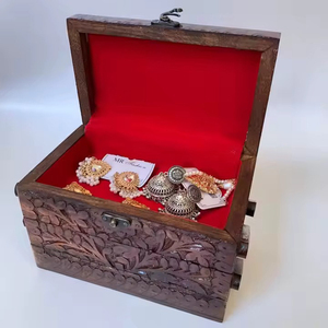Coffre en bois sculpté à la main avec motifs floraux complexes et loquet antique pour un rangement charmant et moderne à la maison - Product Image 6