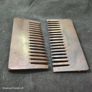 หวีไม้กระถินคุณภาพส่งออก สีไม้เข้ม อุปกรณ์นวดเสริมความงามด้วยไม้ หวีดูแลเส้นผม ราคาประหยัด - Product Image 3