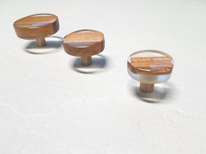 Bouton de meuble en résine et bois éco-responsable, fait main, avec technique de découpage - Forme personnalisée pour quincaillerie de meubles - Product Image 1
