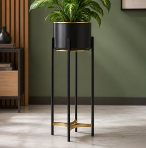 Soporte Moderno para Plantas de Metal Negro con Detalles Dorados para Macetas de Interior, Diseño Minimalista Ecológico y Duradero, Forma Cilíndrica Alta - Product Image 1