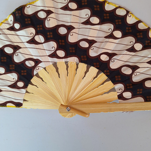 Éventail pliant artisanal indonésien en tissu batik courbé, avec nervures en bambou naturel, cadeau culturel traditionnel, accessoire artisanal - Product Image 4