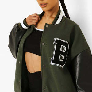 Blouson universitaire oversize en laine épaisse, brodé, élégant, grande taille, avec manches en cuir et épaules tombantes - Product Image 6