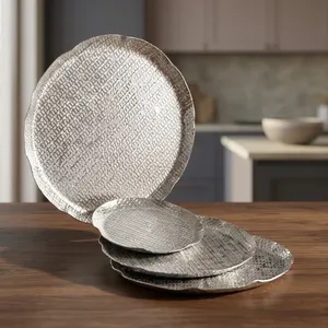 Magnifique ensemble de 4 plateaux en argent texturé, avec un design en grille métallique tissée, parfait pour une salle à manger moderne ou pour la présentation. - Product Image 5