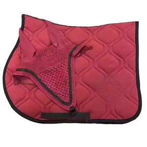 Tapis de selle rouge polyvalent avec doublure en polaire et bordure noire pour l'équitation - Product Image 2