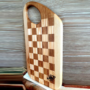 Planche à découper unique en bois de noyer avec poignée supérieure incurvée dynamique, motif quadrillé bicolore audacieux, style boucher artisanal - Product Image 4