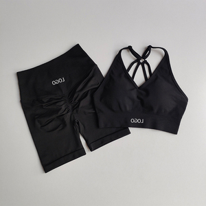 Conjunto de yoga rosa de 2 piezas con sujetador deportivo de tiras cruzadas y pantalones cortos fruncidos de cintura alta, diseño elástico en cuatro direcciones sin costuras - Product Image 2