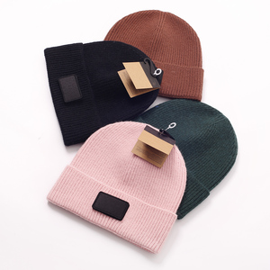 Bonnet d'hiver en acrylique tricoté de luxe pour hommes et femmes, personnalisable avec logo de créateur, doux et confortable pour les voyages - Product Image 5