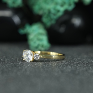 Bague de fiançailles en argent sterling 925 plaqué or avec trois pierres de moissanite taille ronde, style diamant classique pour femme, vente en gros - Product Image 3