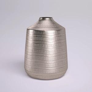 Vase décoratif en métal de style designer pour la présentation sur table, accent de décoration contemporaine pour la maison - Product Image 1