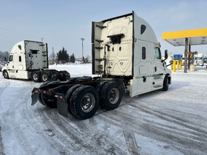 รถบรรทุกหัวลากสำหรับงานหนัก รุ่น T12664ST ปี 2023 แบบ 6x4 ห้องโดยสารแบบ Day Cab กำลัง 450 แรงม้า พร้อมห้องนอนสำหรับคนขับ ระยะทางวิ่ง 200,100 ไมล์ - Product Image 2