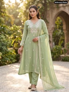 Traje Salwar de Seda de Diseñador con Bordado a Mano, Estilo Moderno, Vestido Largo Pakistaní Salwar Kameez Dupatta para Fiestas y Bodas - Product Image 4