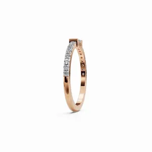 Bague de luxe moderne en or jaune 18 carats pour femme, avec solitaire baguette de laboratoire et bande pavée de diamants baguette et ronds - Product Image 2