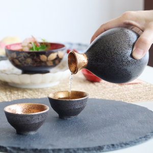 Juego de Sake de Cerámica Estilo Izakaya de Alta Gama Awasaka, Botella con Dos Tazas, Interior Tradicional Negro y Dorado, Reutilizable y Ecológico - Product Image 1
