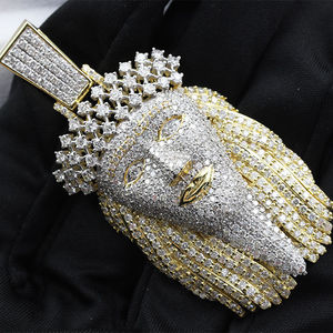 จี้รูปกางเขนประดับเพชรโมอิสซาไนต์ทรงมงกุฎ  ชุบโรเดียม เงินแท้ 925 จาก Luxira Jewels เครื่องประดับฮิปฮอปสำหรับทุกเพศ - Product Image 3
