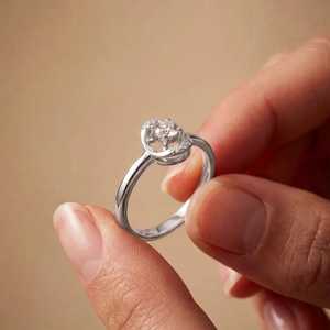 Anillo de Moissanita con Corte Redondo y Marco Flotante, Plata 925, Regalo para Fiestas, Estilo Único y Elegante, Joyería Sorpresa para Ella - Product Image 2