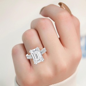 Anillo de Compromiso Excepcional con Diamante Cultivado en Laboratorio, Corte Redondo y Esmeralda, en Oro Rosa de 10K con 6.06 CTW, para una Elegancia Nupcial de Lujo - Product Image 3
