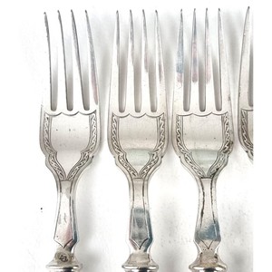Juego de cubiertos metálicos clásicos con acabado de alto brillo, aptos para lavavajillas, para bodas y uso doméstico. - Product Image 2
