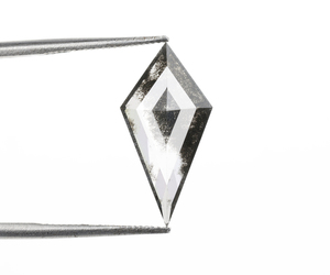 เพชรแล็บทรงไคท์เจียระไนพิเศษ OM GEMS น้ำหนัก 1.70 กะรัต เจาะด้วยเลเซอร์ เพชรแล็บทรงไคท์เจียระไนพิเศษแบบเกลือพริกไทย สำหรับทำเครื่องประดับ - Product Image 1