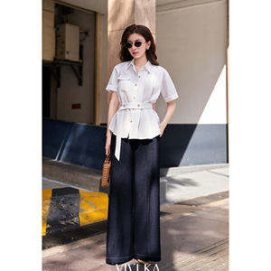 Camisa Casual Blanca Asimétrica con Cinturón para Mujer, Manga Corta, Cuello Camisero, Cómoda, de Algodón y Poliéster, Verano, ODM OEM SILAS - Product Image 3